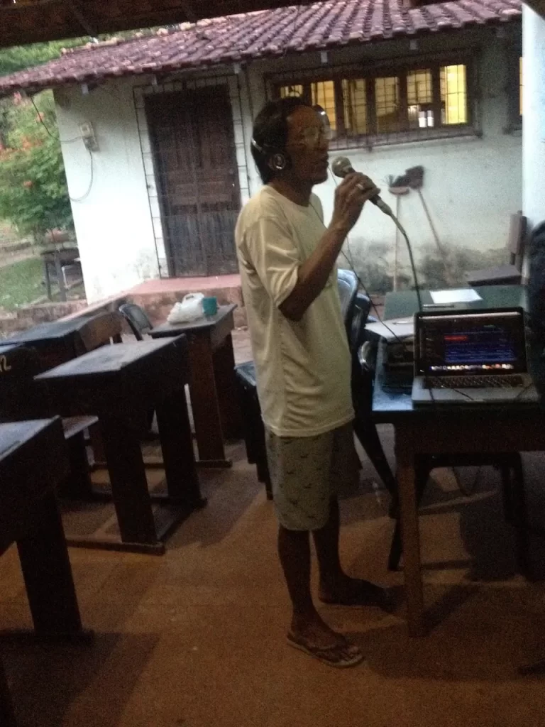 Miguel Baniwa gravando a voz para o álbum Nheengatu (Canções na Língua Geral Amazônica), no Centro Indígena Maíra, em 17/06/2016.