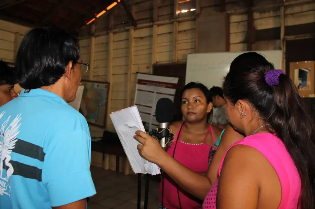 Miguel Baniwa e alunos do Curso de Nheengatu gravando para o álbum Nheengatu (Canções na Língua Geral Amazônica), no Centro Indígena Maíra, em Santarém, em 21/07/2016.
