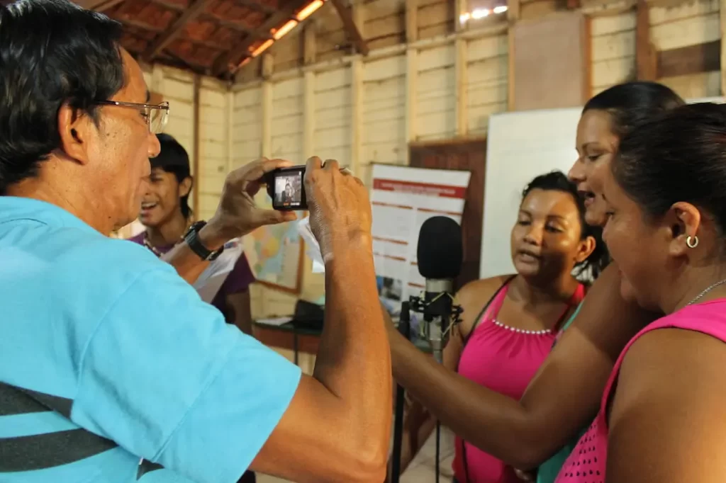 Miguel Baniwa e alunos do Curso de Nheengatu gravando para o álbum Nheengatu (Canções na Língua Geral Amazônica), no Centro Indígena Maíra, em Santarém, em 21/07/2016.