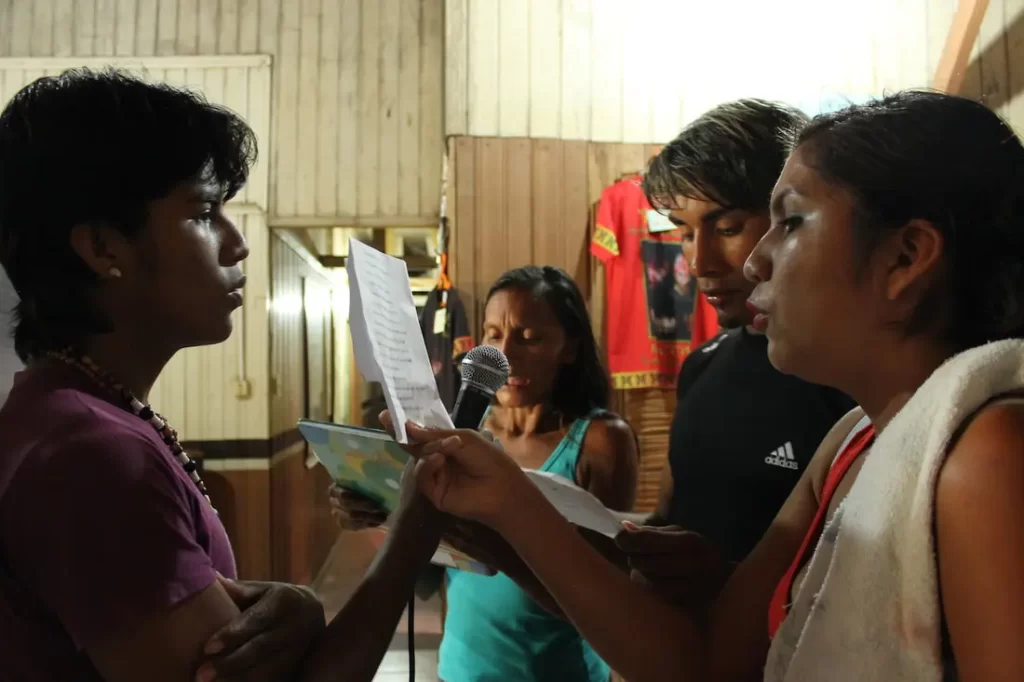 Alunos do Curso de Nheengatu gravando vozes para o álbum Nheengatu (Canções na Língua Geral Amazônica), no Centro Indígena Maíra, em Santarém, em 21/07/2016.