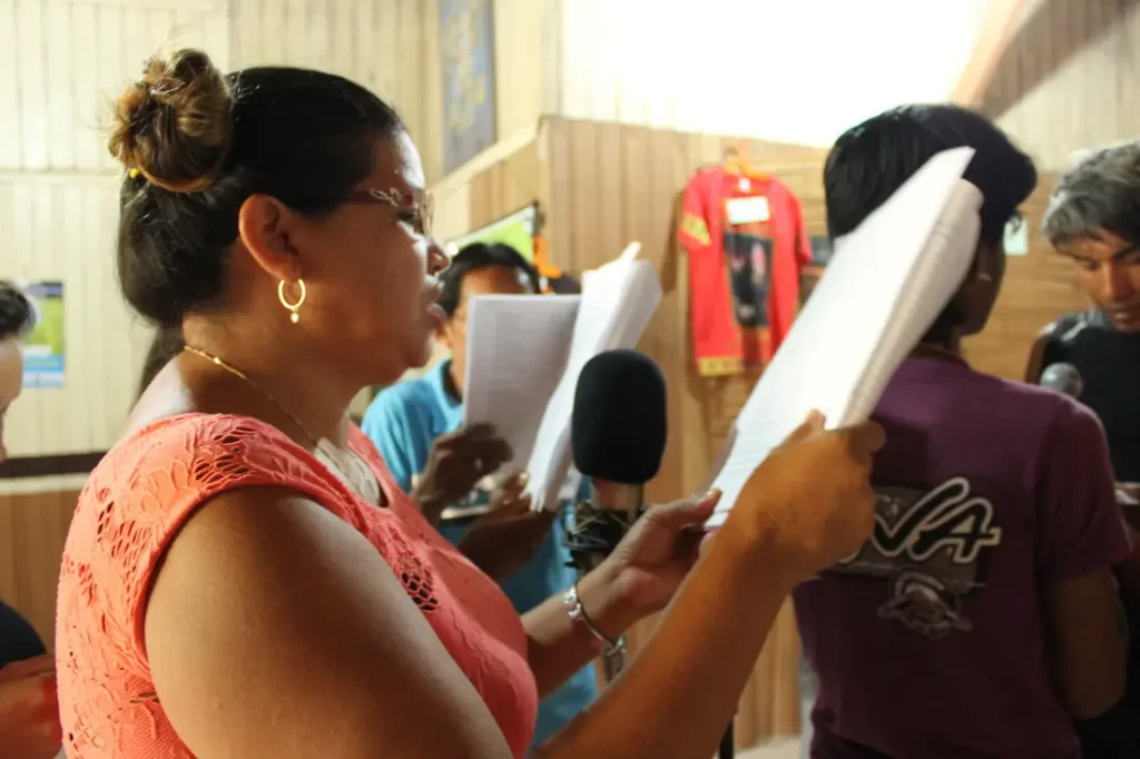 Alunos do Curso de Nheengatu gravando vozes para o álbum Nheengatu (Canções na Língua Geral Amazônica), no Centro Indígena Maíra, em Santarém, em 21/07/2016.