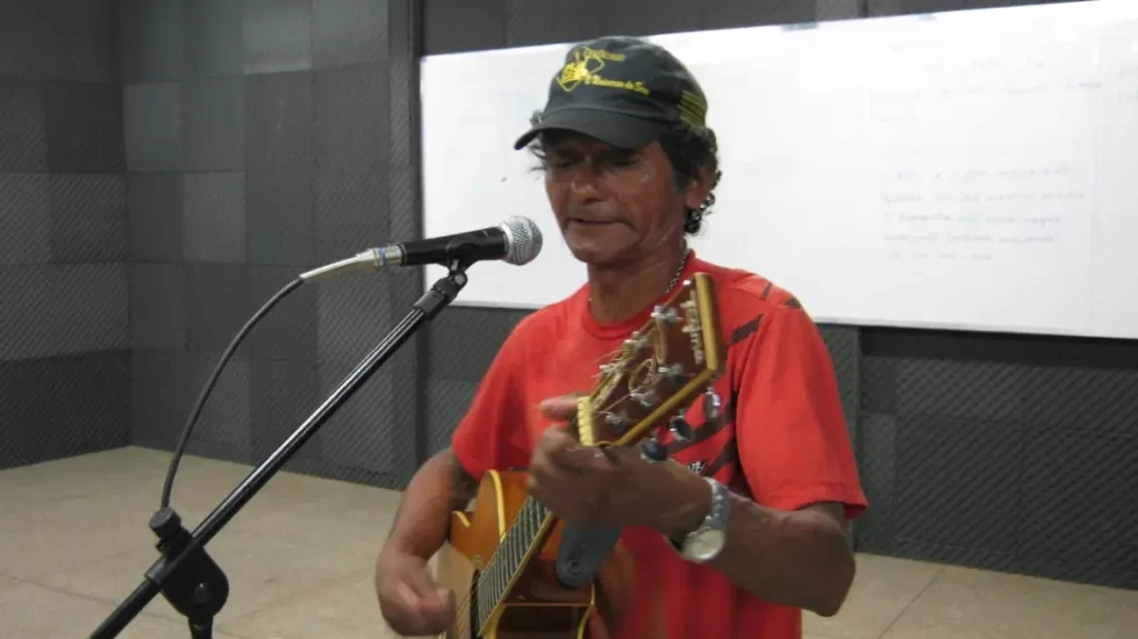 Juvenal Imbiriba gravando o disco “Carimbó do Arapiuns”, no estúdio da Uepa/Santarém, em julho de 2012.

