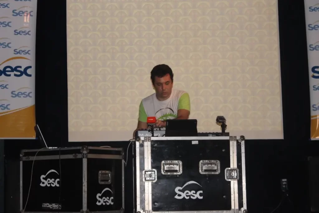 Fábio Cavalcante, em apresentação de Allemande, em 20 de janeiro de 2015, durante a abertura da exposição “Design de Superfície na Amazônia”, de Luciana Leal, no Sesc de Santarém/PA.
