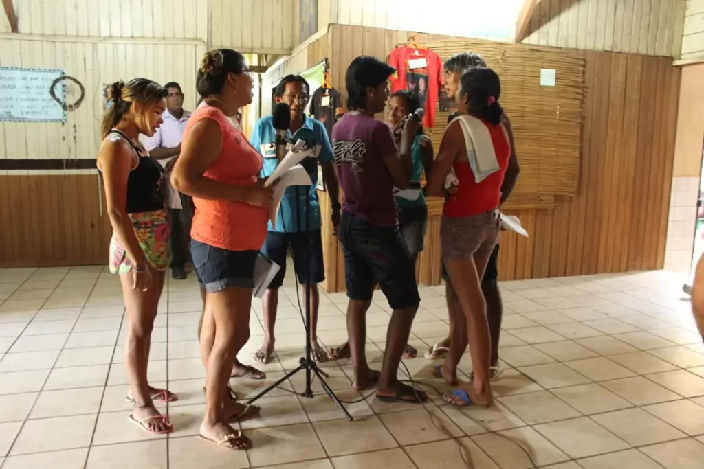 Gravação com os alunos do curso de Nheengatu de Ufopa, no Centro Indígena Maíra, em Santarém/PA, para o disco “Nheengatu - Canções na Língua Geral Amazônica”. Em 20/06/2016.
