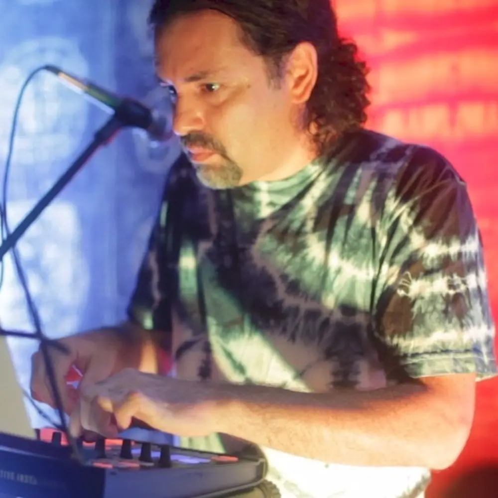 Fábio Cavalcante no palco, com maschine e microfone
