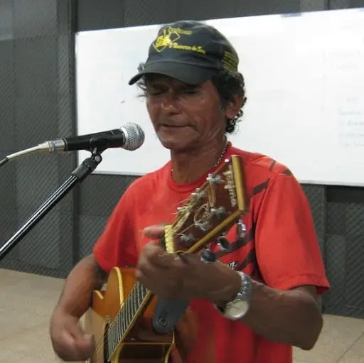 Juvenal Imbiriba com violão
