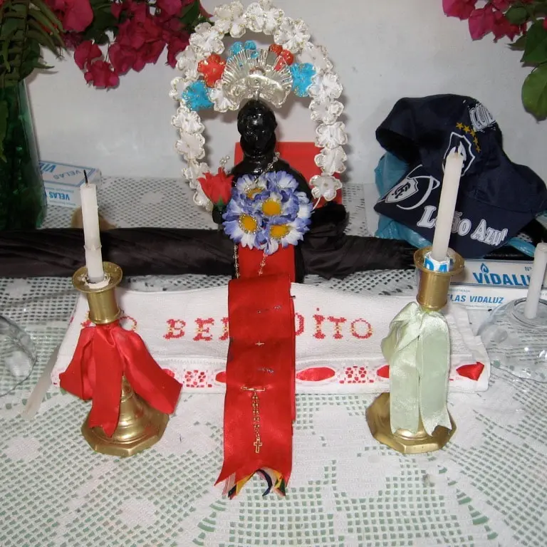 Imagem de São Benedito, em alter de mesa
