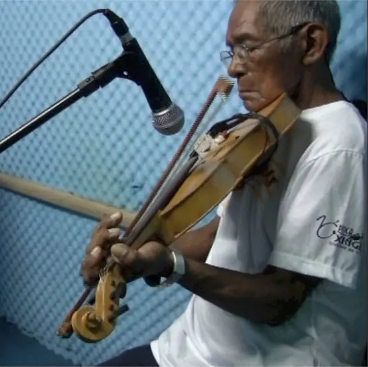 Violinista do grupo Nossas Lembranças, de Santarém
