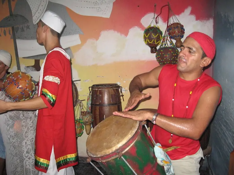 Percussionista tocando em festa no terreiro de tambor de mina de Pai Brasil, em Belém do Pará
