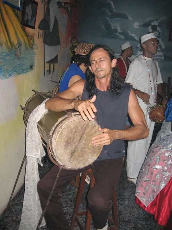 Percussionista tocando em festa no terreiro de tambor de mina de Pai Brasil, em Belém do Pará