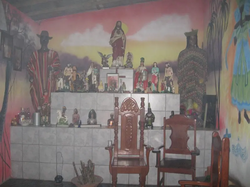 Altar no terreiro de tambor de mina de Pai Brasil, em Belém do Pará