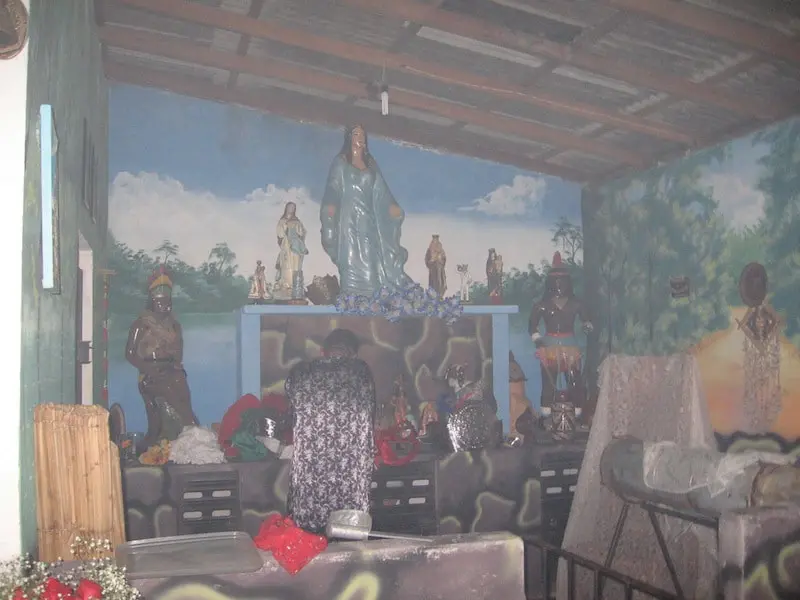 Altar no terreiro de tambor de mina de Pai Brasil, em Belém do Pará