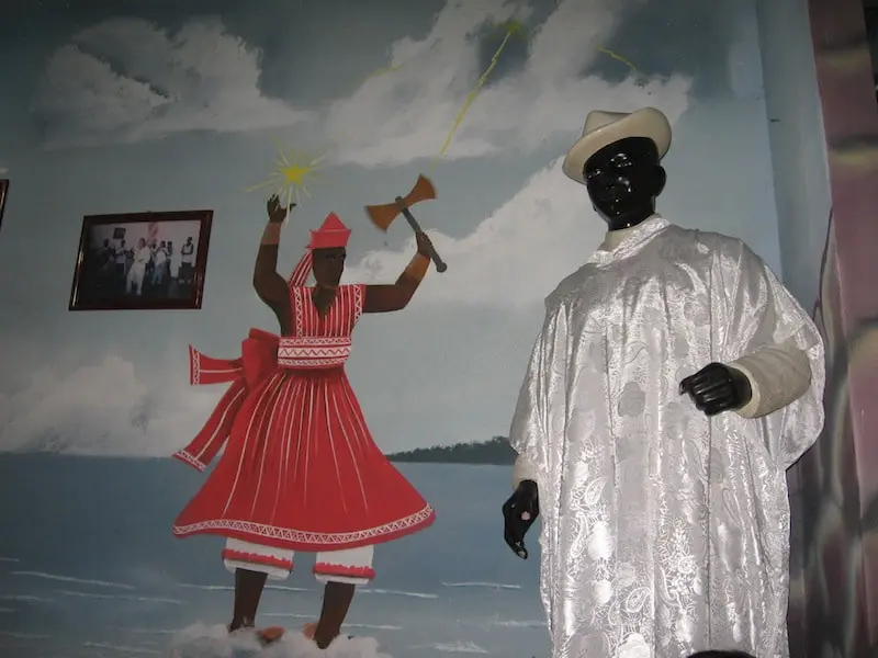Pintura na parede no terreiro de tambor de mina de Pai Brasil, em Belém do Pará