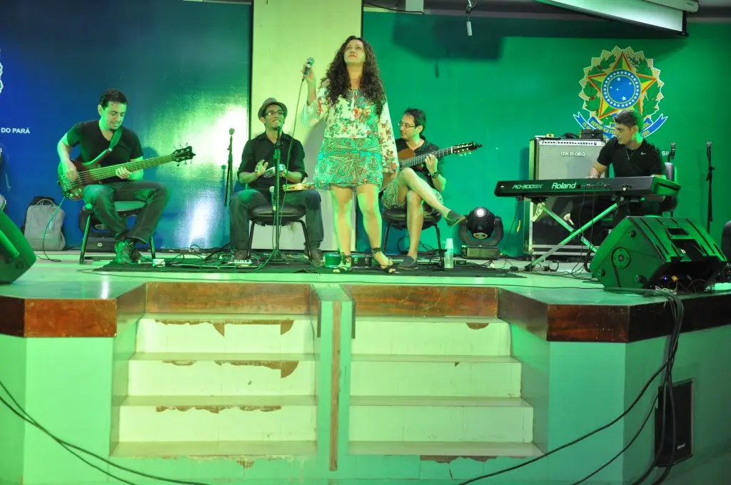 Cristina Caetano, acompanhada de Flávio Lira, Everson César, Celson Lima e Andreson Dourado, no dia 10/12/2015, na abertura do show de George Costa e Henrique Neto, no "Wirapu'ru - Encontro Internacional de Música na Amazônia", promovido pela Ufopa em 2015.
