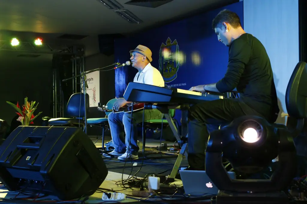 Nato Aguiar e Andreson Dourado no "Wirapu'ru - Encontro Internacional de Música na Amazônia", promovido pela Ufopa em 2015. Abertura do show de Sebastião Tapajós, em 12/12/2015.