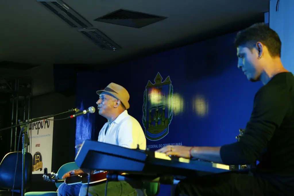 Nato Aguiar e Andreson Dourado no "Wirapu'ru - Encontro Internacional de Música na Amazônia", promovido pela Ufopa em 2015.
