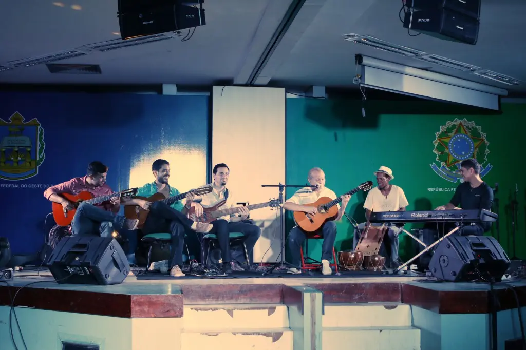 Duo George Costa e Henrique Neto, Flávio Costa, Sebastião Tapajós, Helder Catraca e Anderson Dourado no "Wirapu'ru - Encontro Internacional de Música na Amazônia", promovido pela Ufopa em 2015.