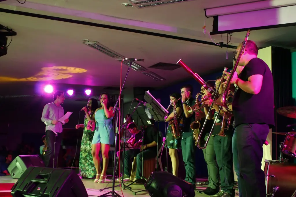 Flávio Lira com sua turma da Oficina de Prática de Conjunto, no "Wirapu'ru - Encontro Internacional de Música na Amazônia", promovido pela Ufopa em 2015.