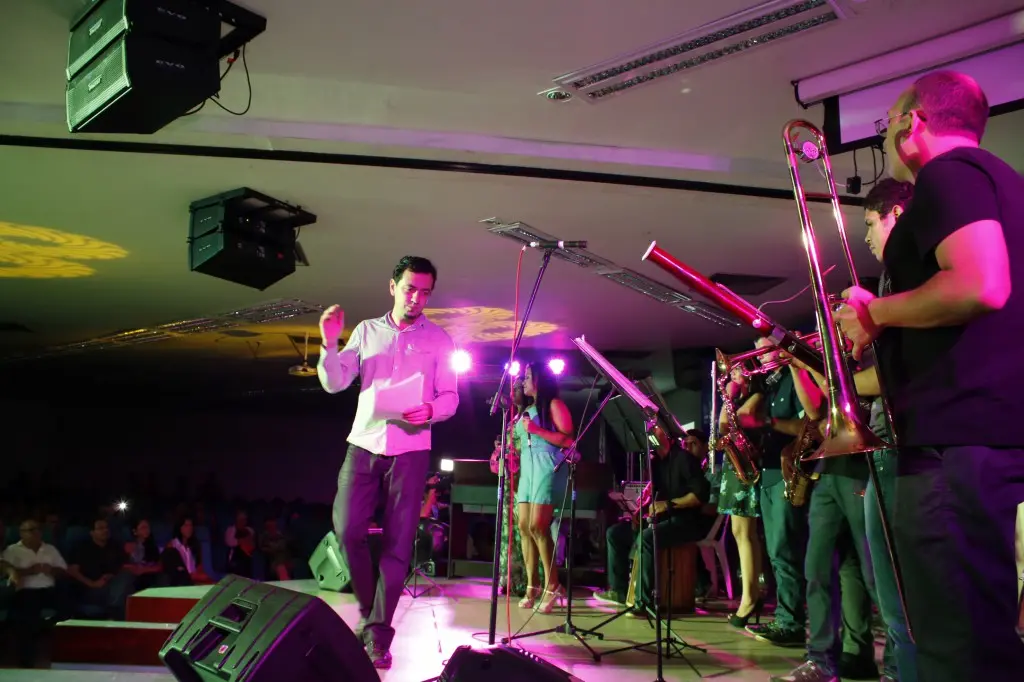 Flávio Lira com sua turma da Oficina de Prática de Conjunto, no "Wirapu'ru - Encontro Internacional de Música na Amazônia", promovido pela Ufopa em 2015.