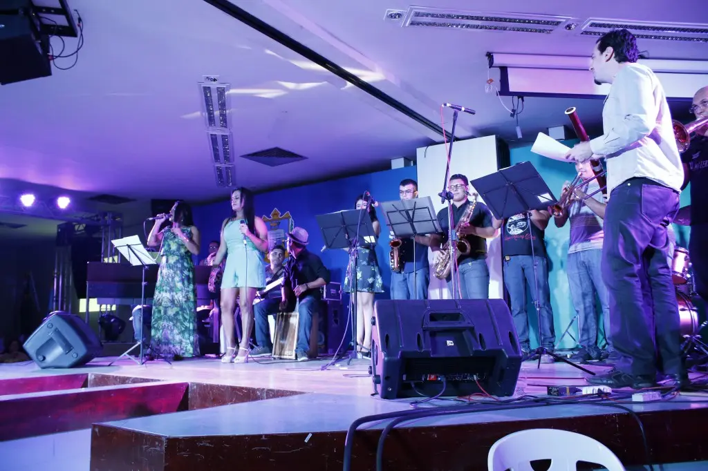 Flávio Lira com sua turma da Oficina de Prática de Conjunto, no "Wirapu'ru - Encontro Internacional de Música na Amazônia", promovido pela Ufopa em 2015.