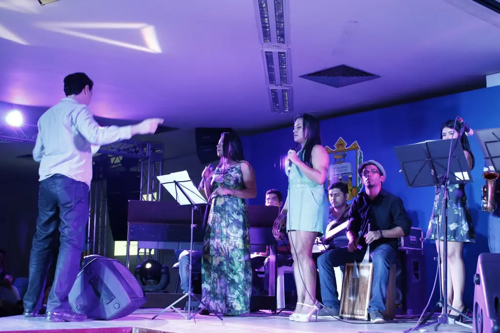 Flávio Lira com sua turma da Oficina de Prática de Conjunto, no "Wirapu'ru - Encontro Internacional de Música na Amazônia", promovido pela Ufopa em 2015.
