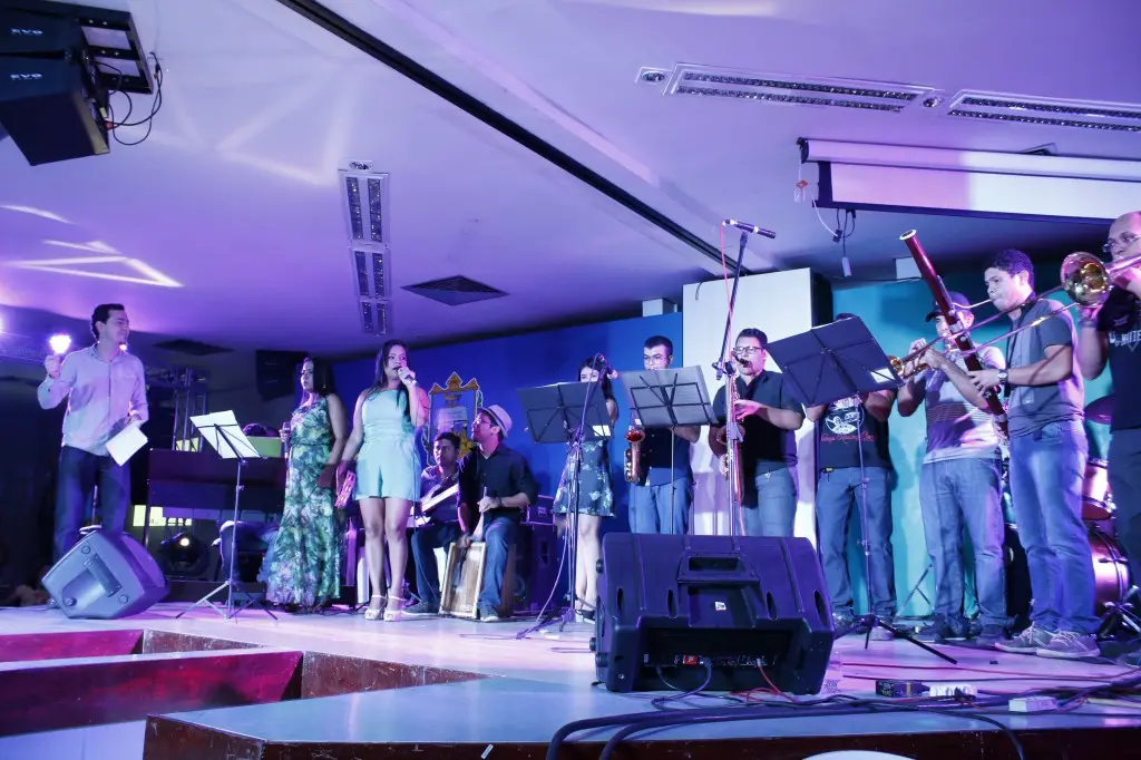 Flávio Lira com sua turma da Oficina de Prática de Conjunto, no "Wirapu'ru - Encontro Internacional de Música na Amazônia", promovido pela Ufopa em 2015.