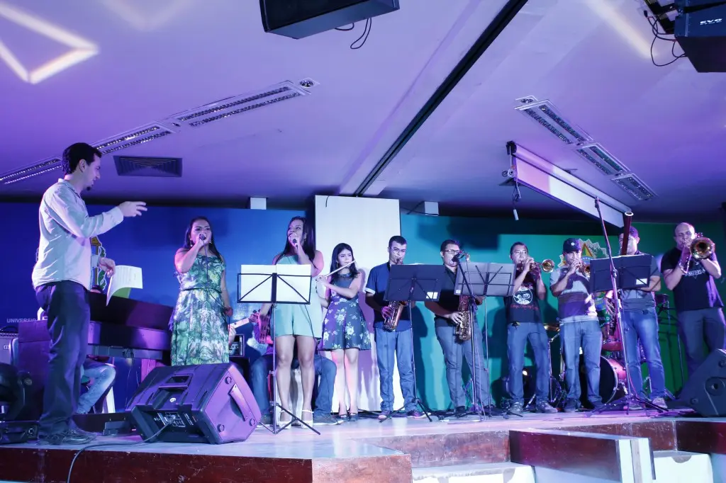 Flávio Lira com sua turma da Oficina de Prática de Conjunto, no "Wirapu'ru - Encontro Internacional de Música na Amazônia", promovido pela Ufopa em 2015.