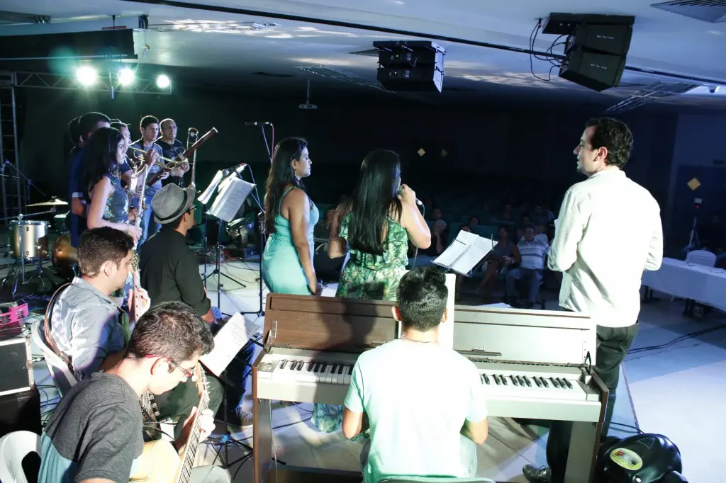 Flávio Lira com sua turma da Oficina de Prática de Conjunto, no "Wirapu'ru - Encontro Internacional de Música na Amazônia", promovido pela Ufopa em 2015.