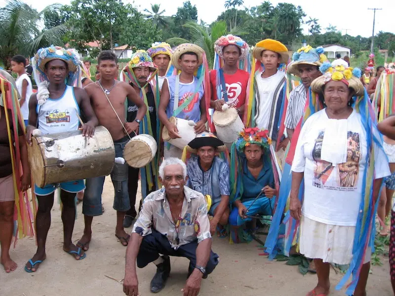 Mestre Cardoso e batalhão na matança do boi-bumbá Ouro Fino, de Ourém, em 2004