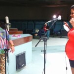 Foto de Elene Gomes, no auditório da Ufopa (unidade Tapajós), em 01/2016 Cantores durante gravação do álbum Nheengatu (Canções na Língua Geral Amazônica), no auditório da Ufopa, em Santarém.
