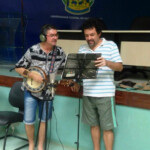 Paulinho Barreto e Fábio Cavalcante, no auditório da Ufopa (unidade Tapajós), em 06/03/2016. Paulinho Barreto no banjo, e Fábio Cavalcante, ensaiando a música antes da gravação.