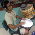 Everson César gravando atabaque no auditório da Ufopa (unidade Tapajós), em 06/03/2016. Eversón César gravando atabaque para o álbum Nheengatu (Canções na Língua Geral Amazônica), no auditório da Ufopa.